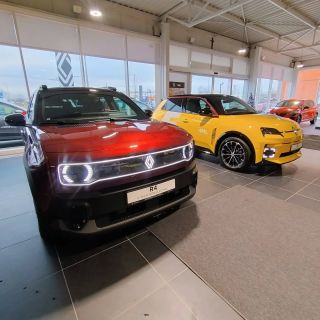 ⚡️ Elektrické ikony v Opavě ⚡️ Legendární Renault 4 a Renault 5 v moderní elektrické podobě. ❤️ Renault 4 ve zcela nové...